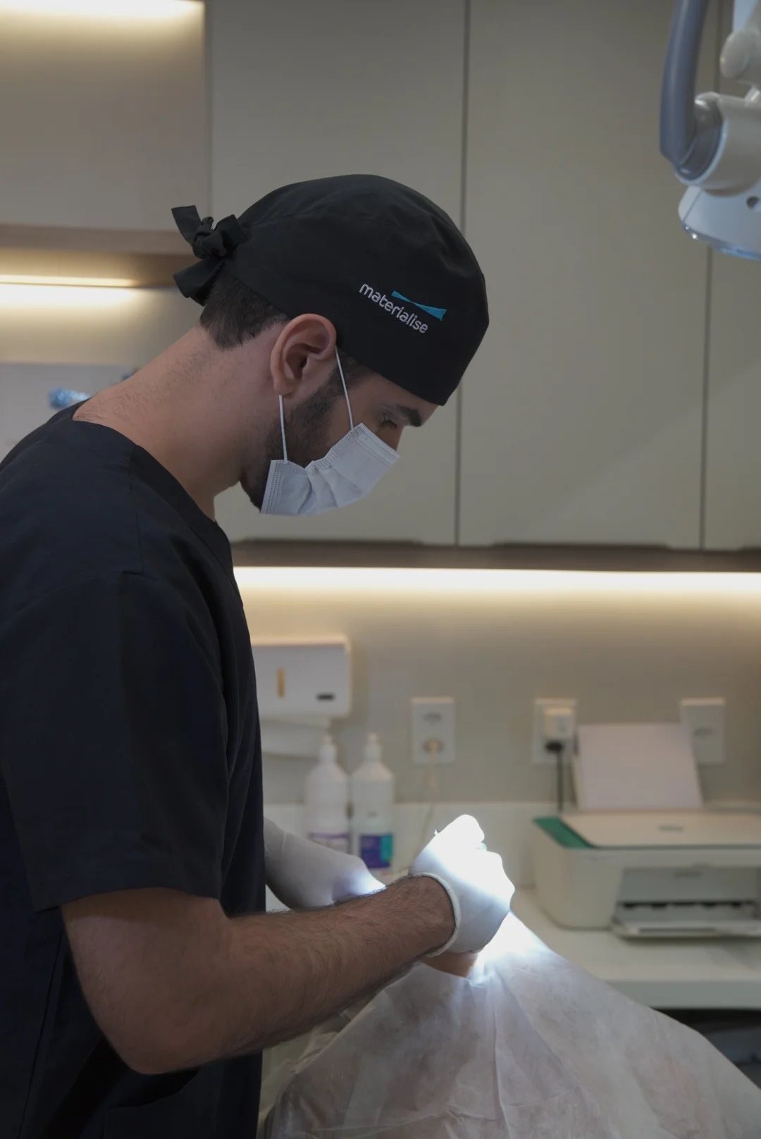 Dr. Tiago Pecegueiro durante atendimento clínico